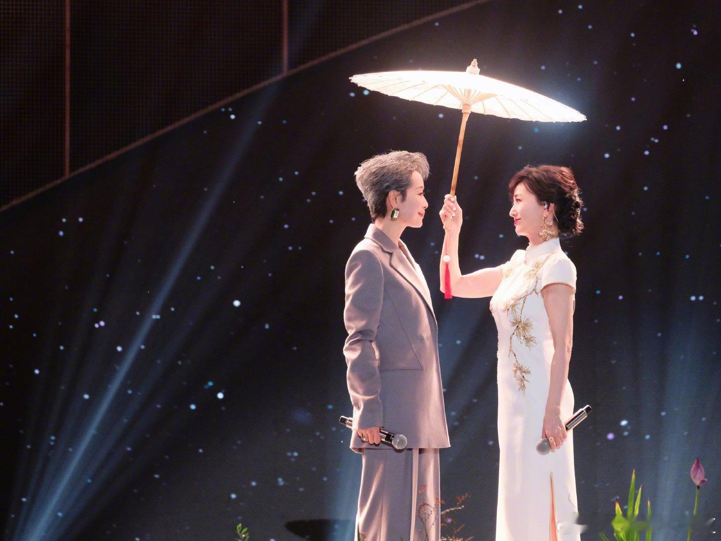 赵雅芝叶童再续借伞缘  在蛇年的春晚居然看到赵雅芝叶童再续借伞缘！就问又有谁看到