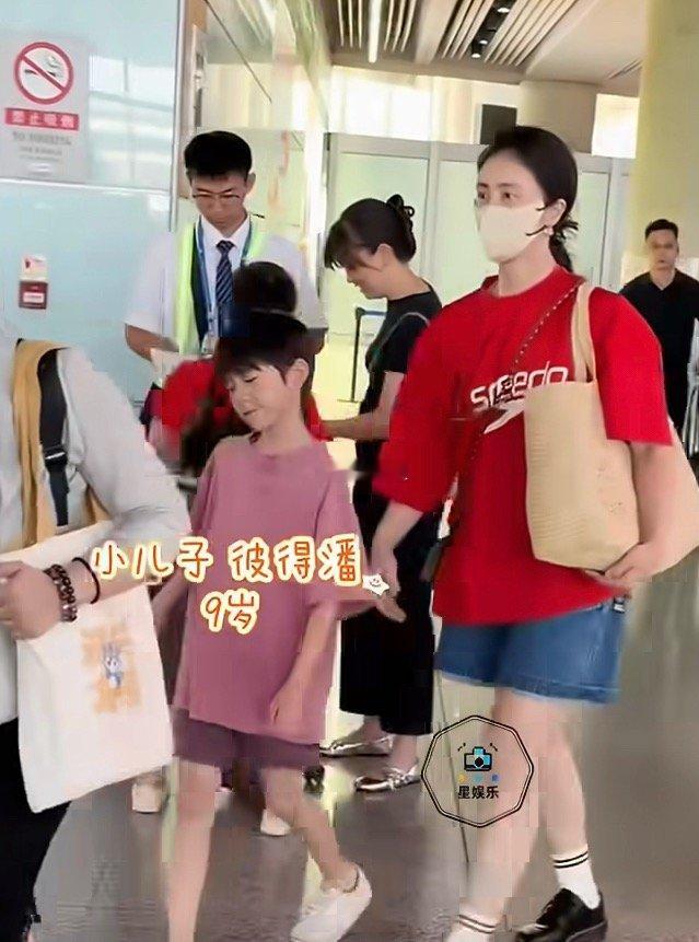 黄磊小儿子长得好像黄磊目测到妈妈肩膀了确实有黄老师年轻时的影子，如果真养了一个小