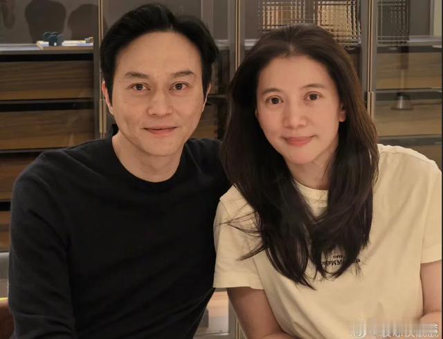 袁咏仪张智霖结婚24周年 原来袁咏仪和张智霖结婚已经24周年了呀，两人素颜出境，