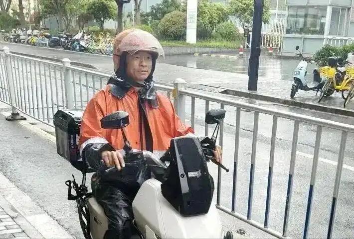 上海外卖员潘兆斌，被中央政法委点名表彰；潘兆斌在3月24日送外卖的时候，看见一个