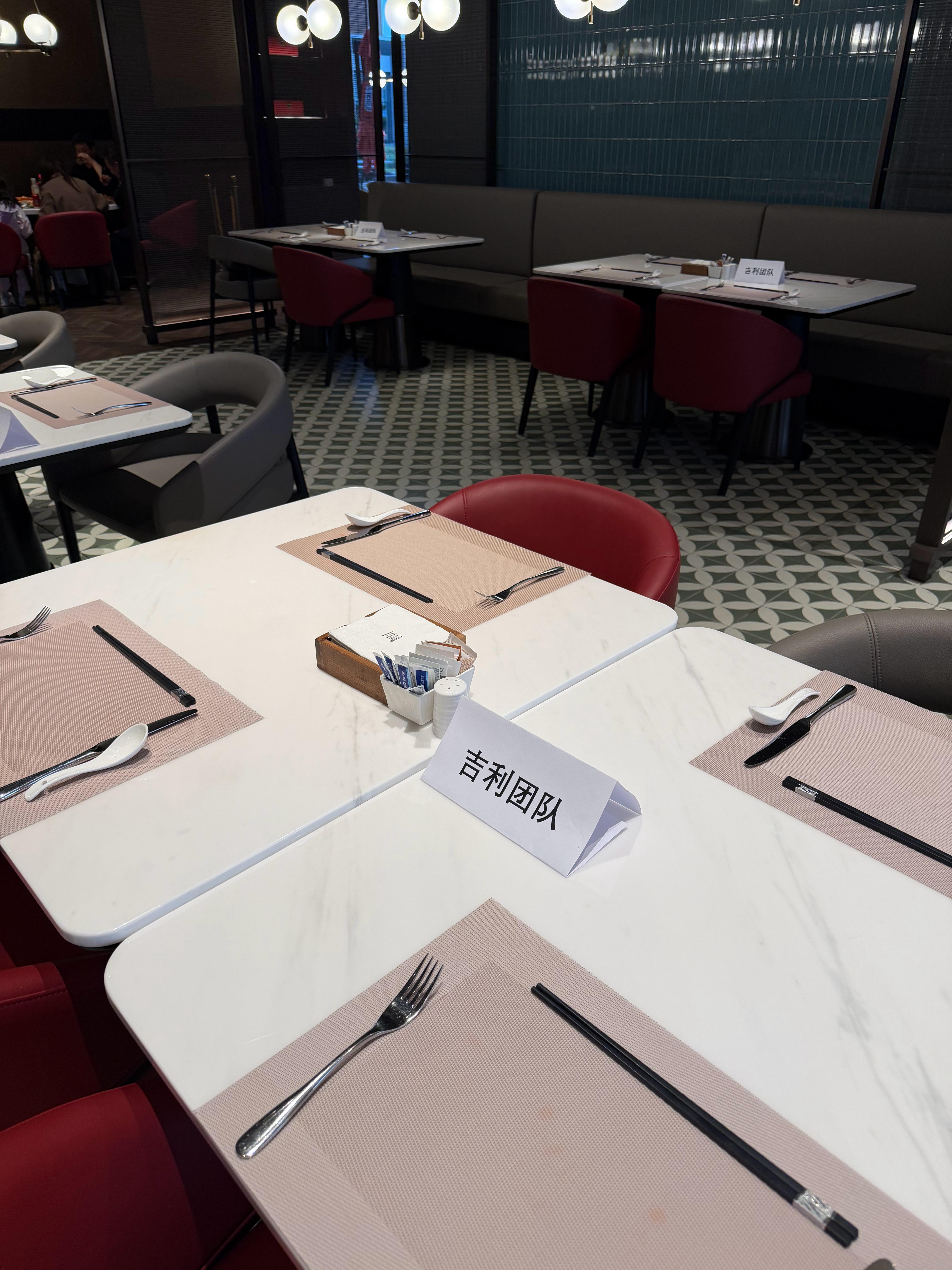 北京车展临近，一个酒店多个厂家在办活动，吃饭也要按照牌子坐。 