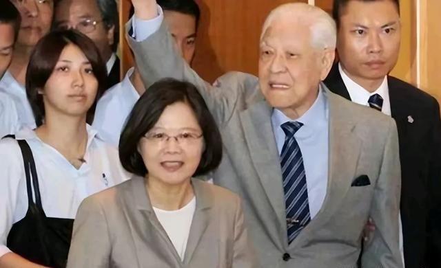 开始逃离本土了！岛内一些“台独分子”，开始逃离台湾，他们转移家产，私密买下黄金，