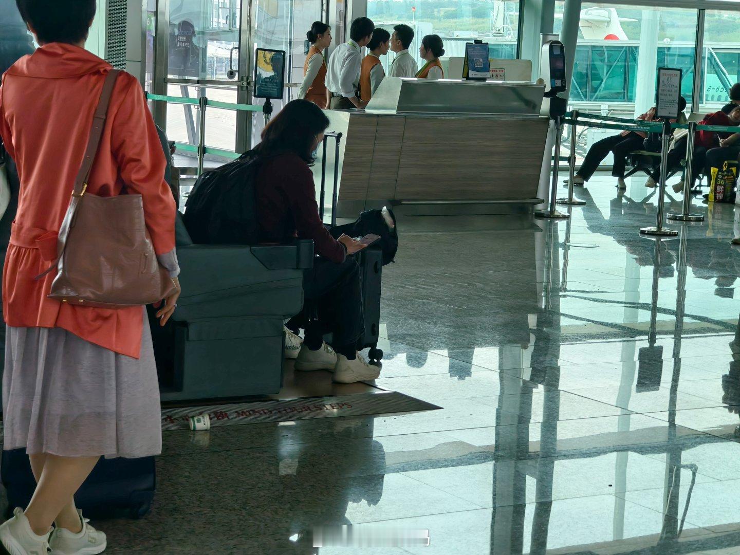 东航这垃圾，大中午饭点延误一两小时，连瓶水都不发一下[二哈] ​​​