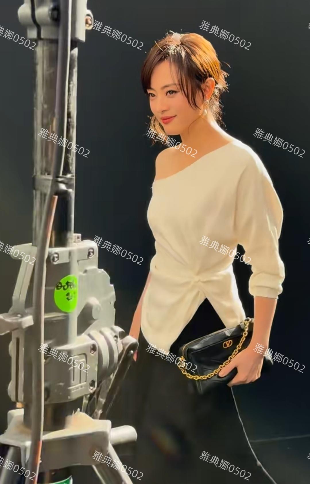 她没发一条微博，没摆一次拍，穿件旧裙子坐在前排，巴黎的镜头却主动追着她跑。
Ch