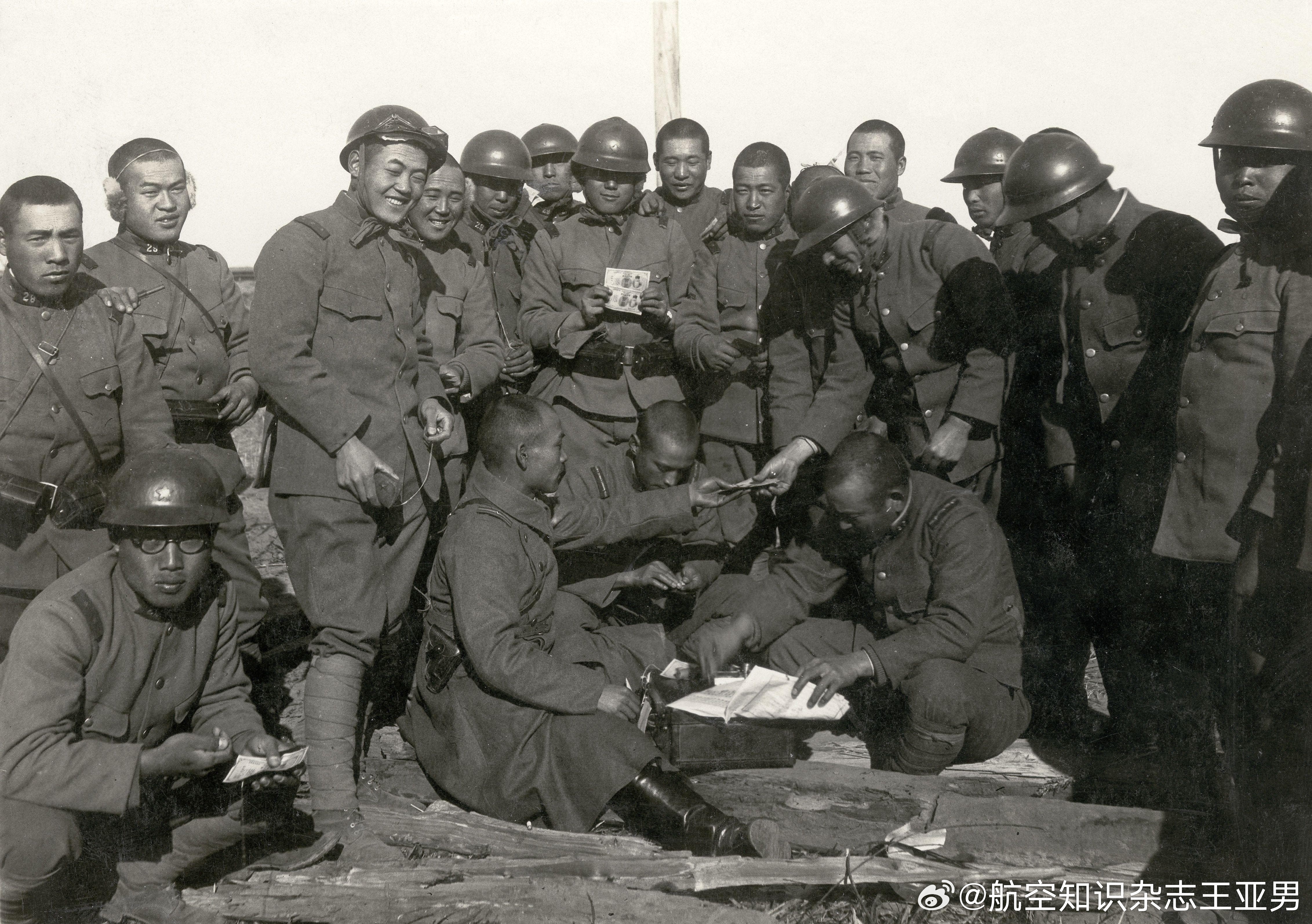 1940年，中国战场上的日军士兵在发饷。日本军队在各个战场作战期间，发放的军饷并