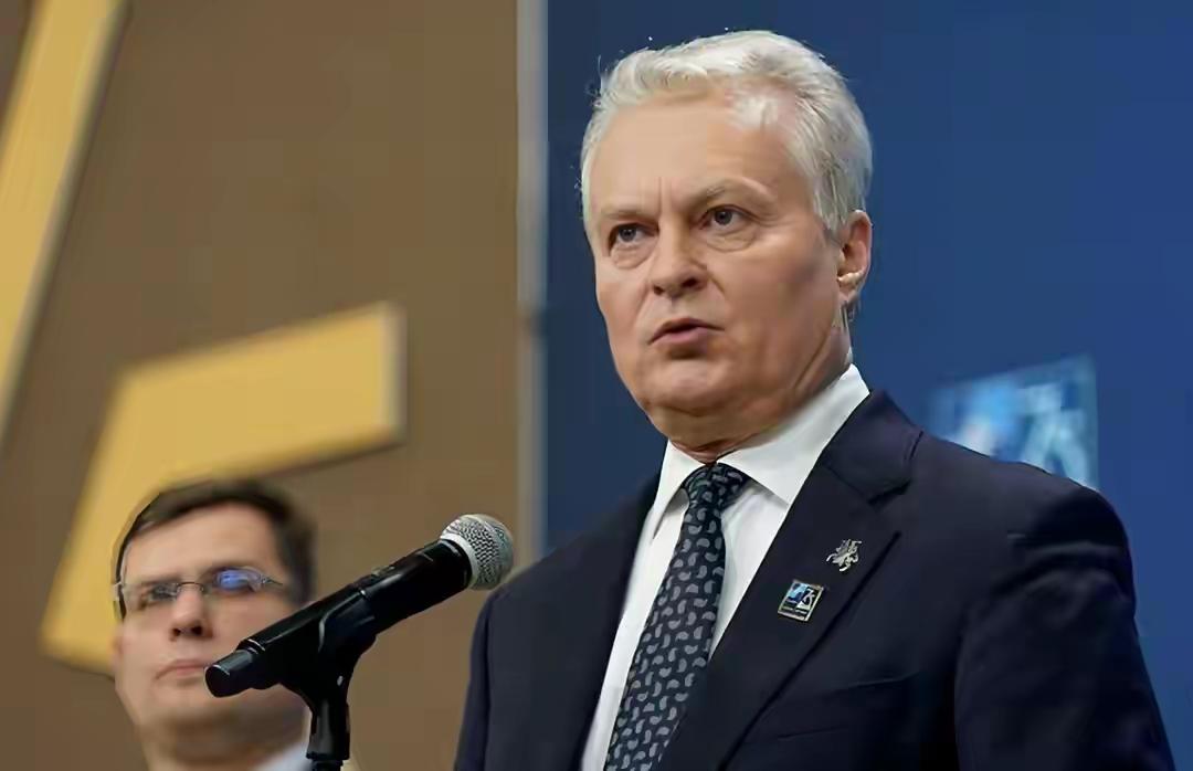 立:阿中  你到底什么意思啊
中:我咋的了
立:你知道咱俩闹掰了以后 我家过的有