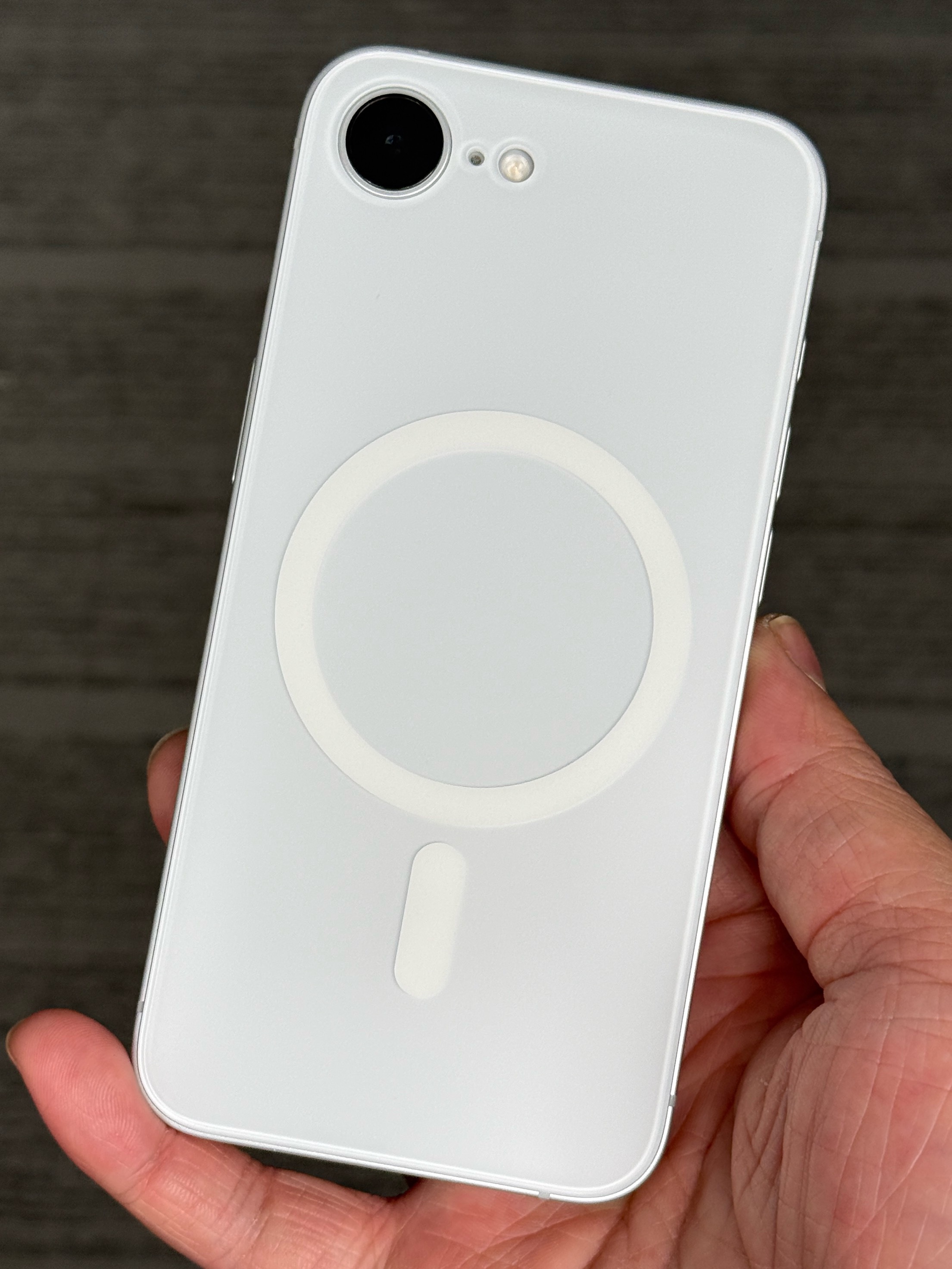 iPhone16e 的平嵌磁贴到今天已经是第四次打样了，摄像头那里我们缩小了两次