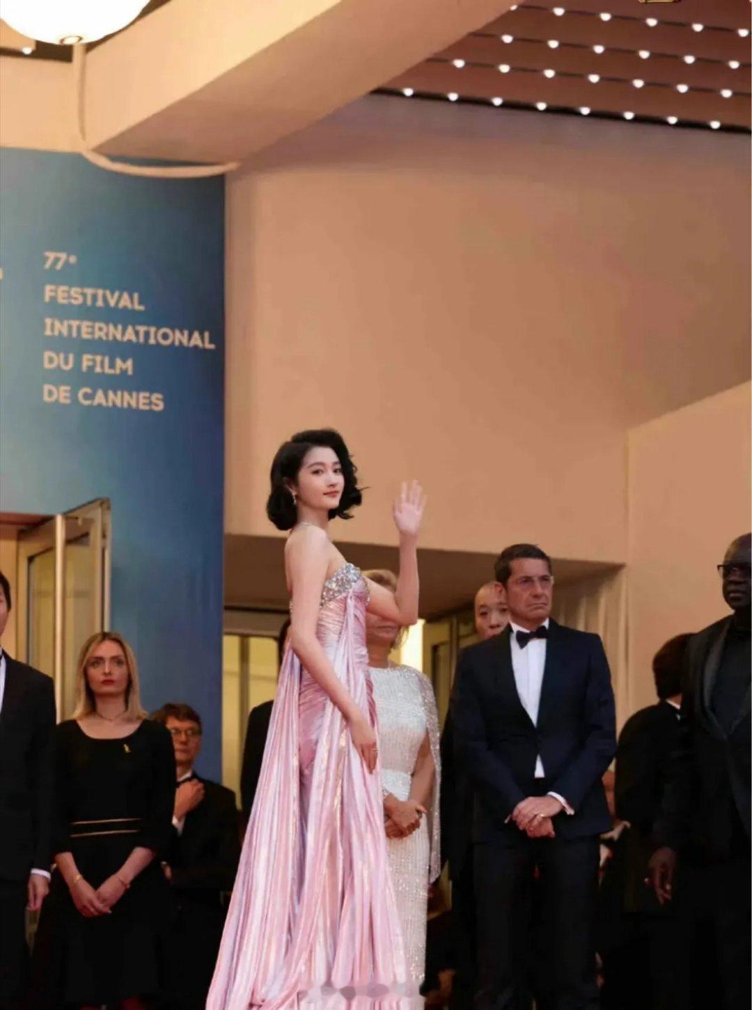 今日的戛纳红毯，关晓彤仗着年轻啥都敢尝试但是这身姨感十足的妆造，真的差强人意，有