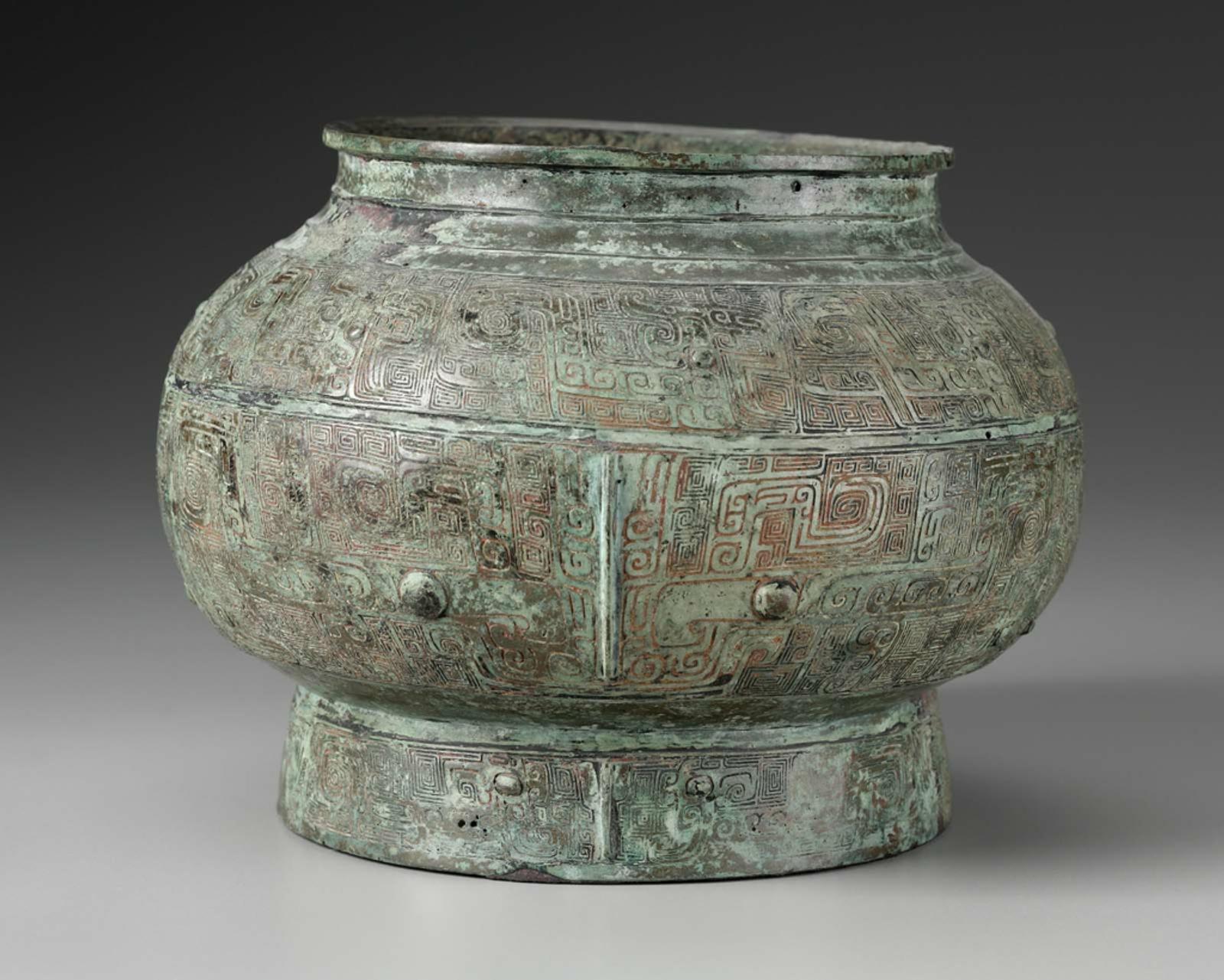 每天一件青铜器 波士顿美术馆藏商晚期:兽面纹瓿. 足修复的部分挺多的. 肩部的顾