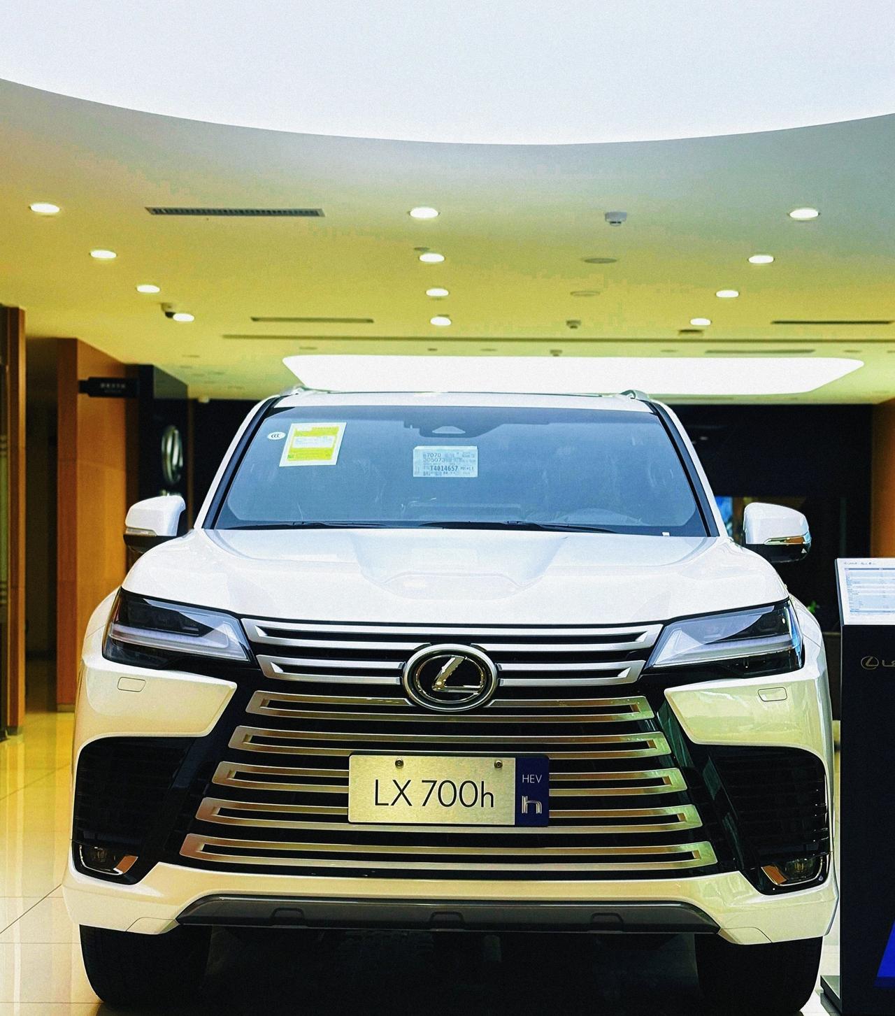 手里有一百万，你会选它吗？西装暴徒说的就是LX 700h吧，硬核气场直接拉满，