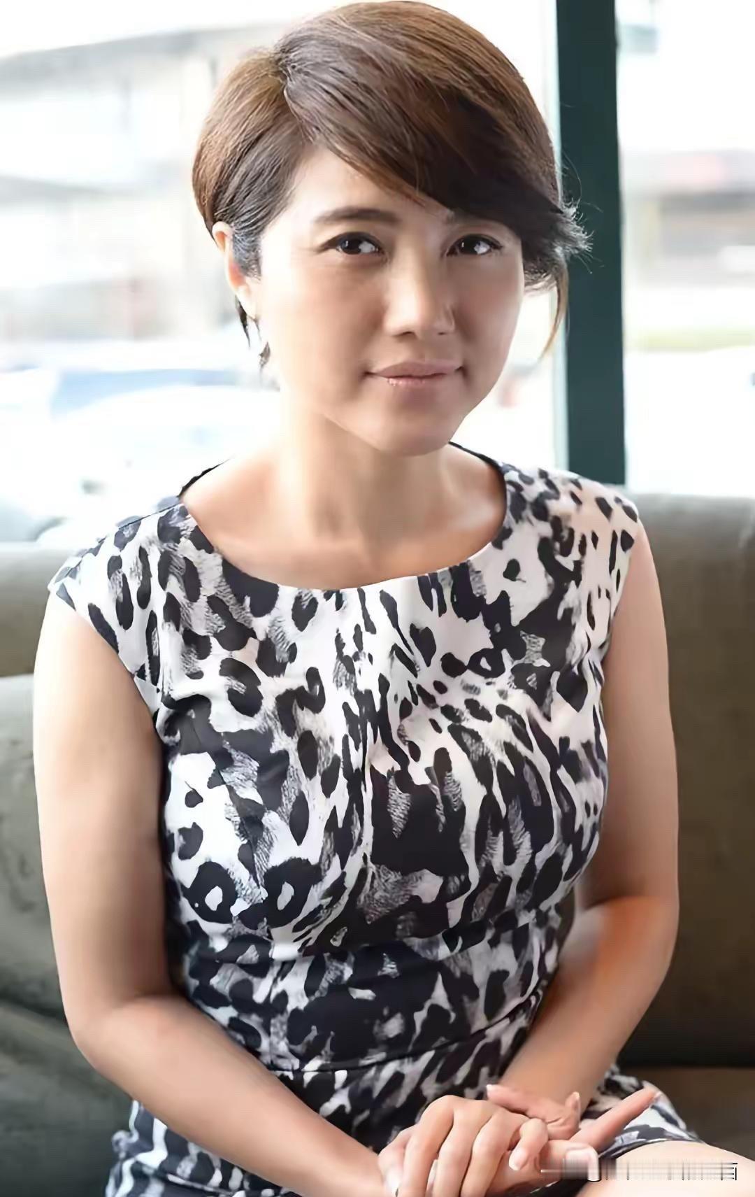 这张应该是最标准最完美的女演员吧，颜值不是那么出众，但是身材好，演技一流。是低调