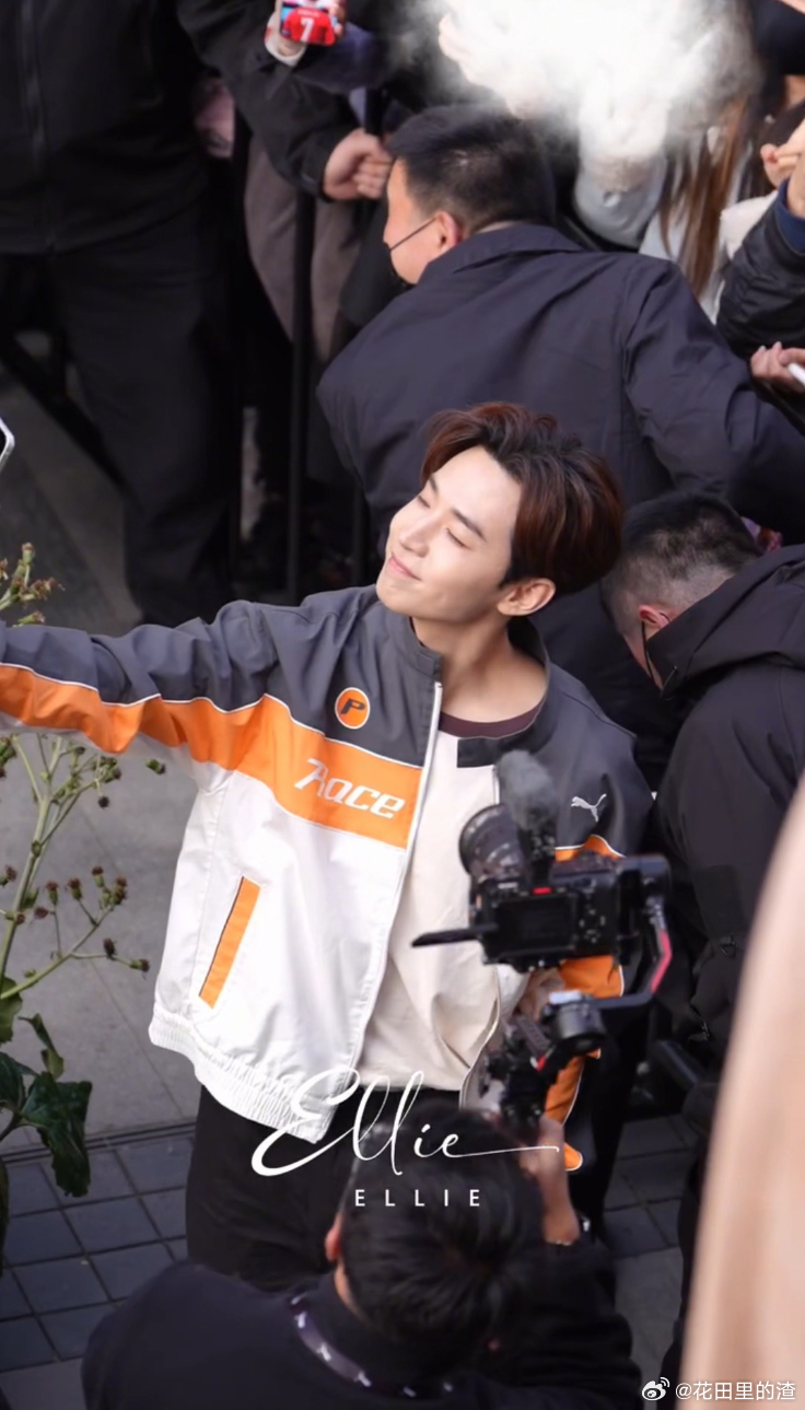 Henry接过五倍镜自拍天塌了 Henry和粉丝自拍时遭遇“五倍暴击”，整张脸被