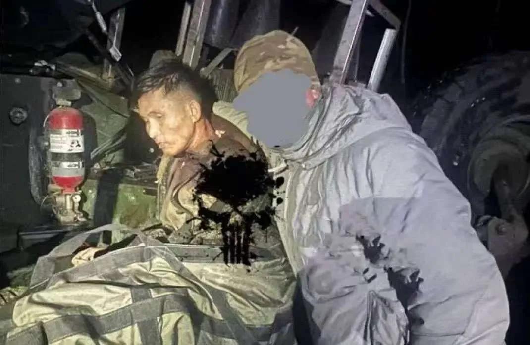 韩国情报局称，乌军俘虏了第一名朝军士兵，看照片，很疑惑。

当地时间12月27日