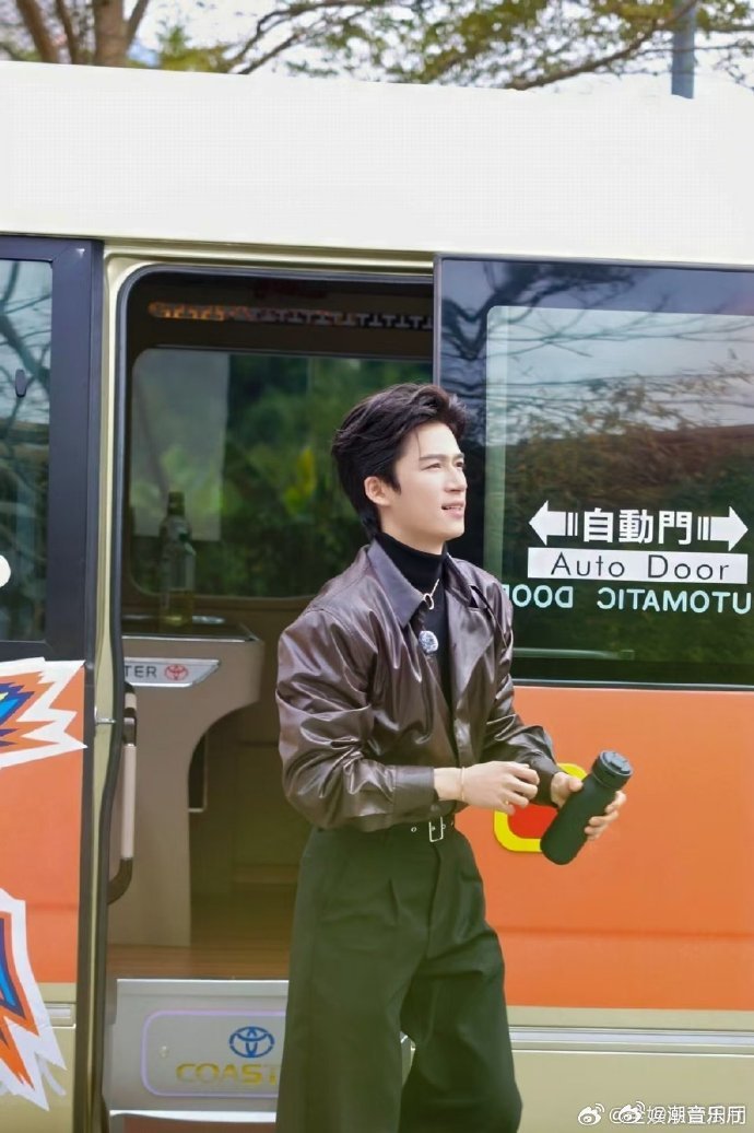 王星越走哪儿都带着保温杯周五晚高疯帅得有态度，王星越用复古皮衣加保温杯，诠释耍帅