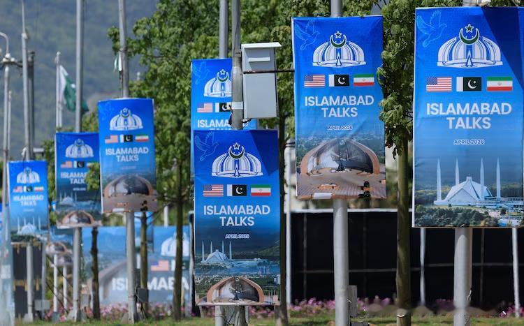 巴基斯塔积极迎接美国和伊朗代表前来伊斯兰堡进行谈判。路边竖起标牌：美国、巴基斯坦