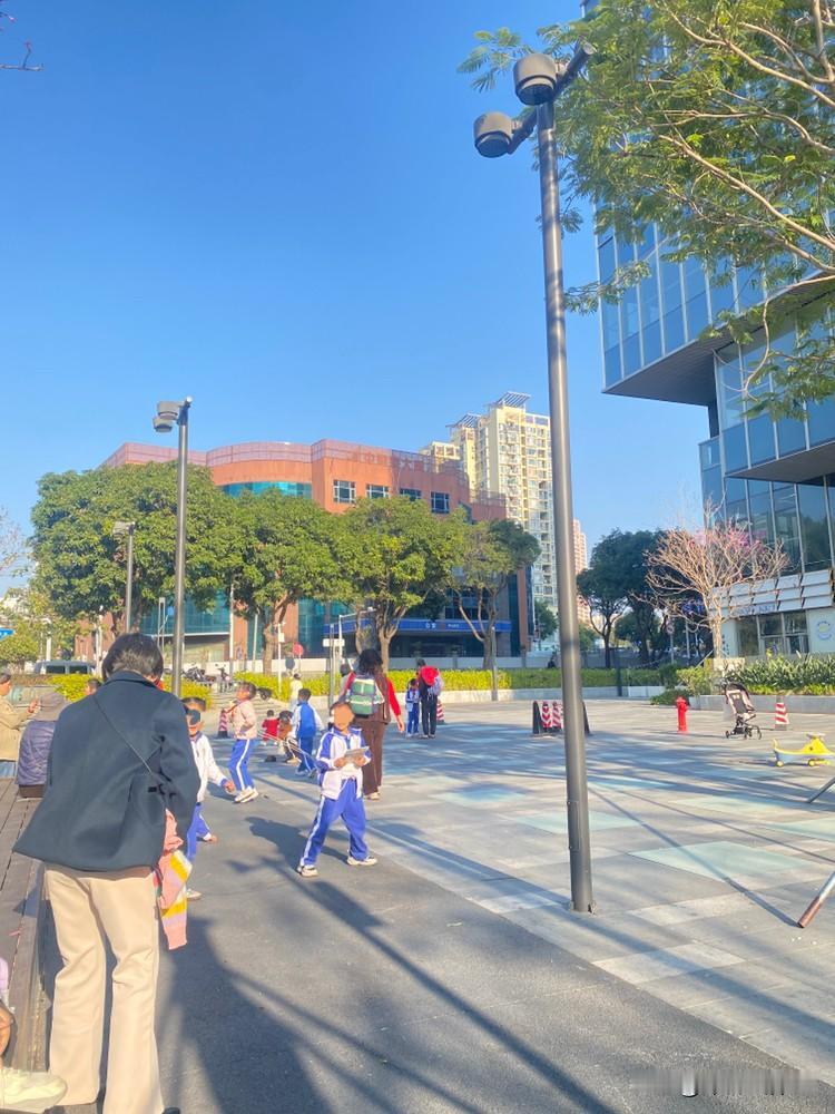 今天在小区里，听到两个阿姨在聊天。

其中一个阿姨说，某某某的外孙喊他“爷爷”，