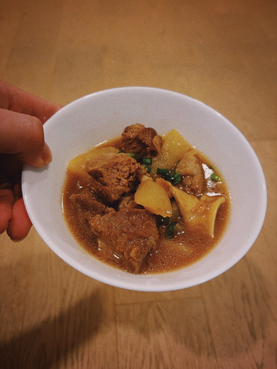 晚上炖了一锅牛腩，还剩一小份，明天捞面当早餐hhhh，想想都开心！ 