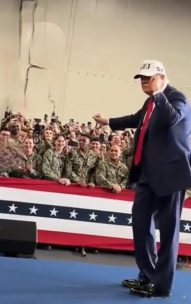 特朗普要让美国航母倒退，是瞎指挥还是大智慧？


这事儿挺有意思。特朗普站在航母