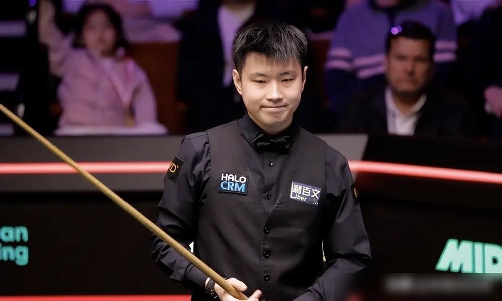 卫冕冠军差点一轮游！赵心童赛后长出一口气，跟记者坦白：压力大到手抖，好几个必进的