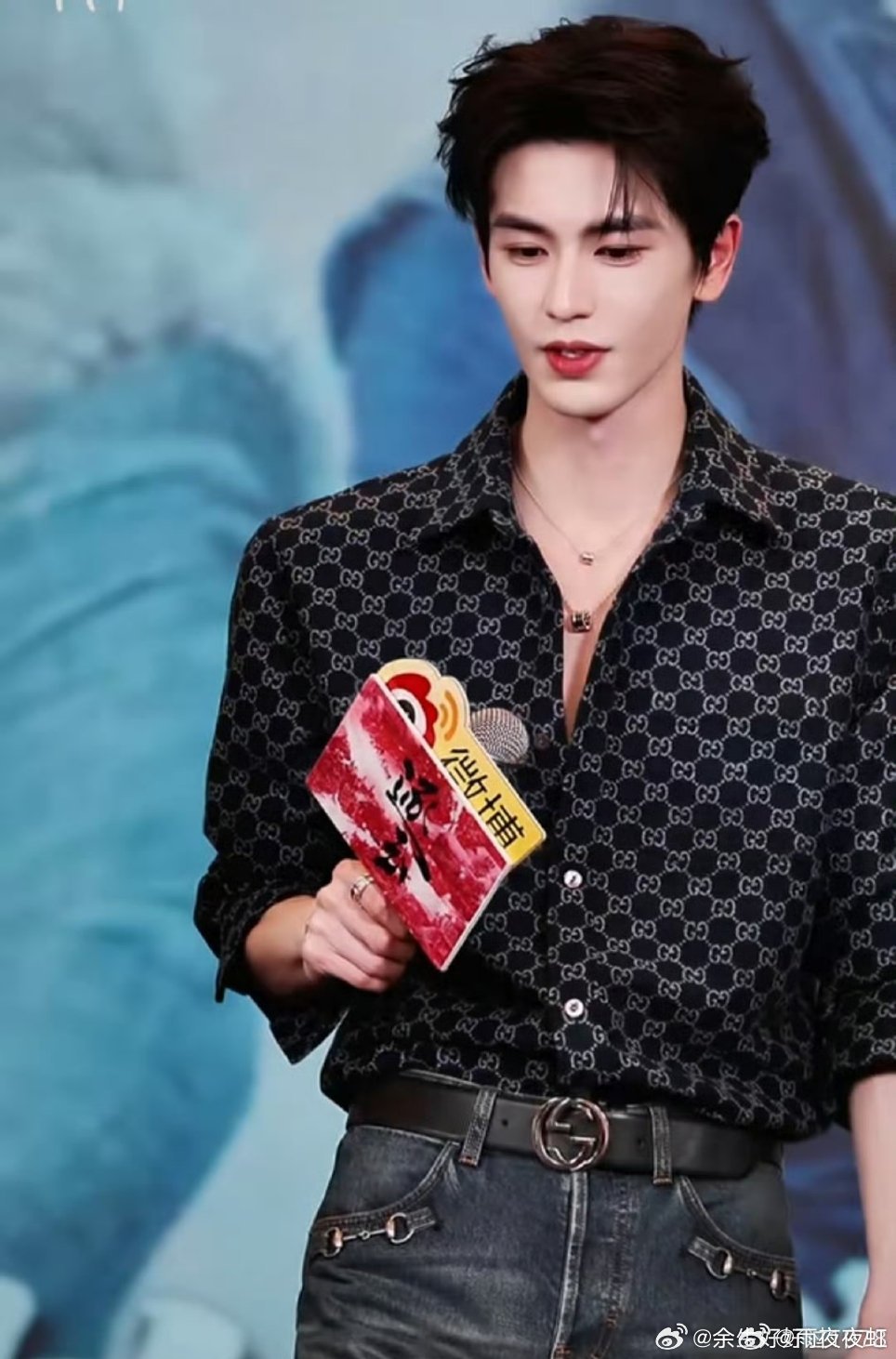 张凌赫又在全场找人了 找了半分钟不放过任何角落，对视瞬间温柔饭撒，又A又甜的反差