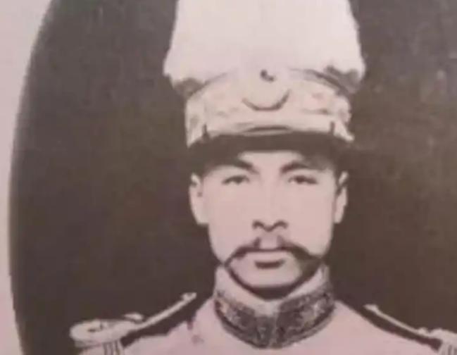 1918年2月18日深夜，贵州毕节一间营房里传出一声枪响。

34岁的滇军中将庾