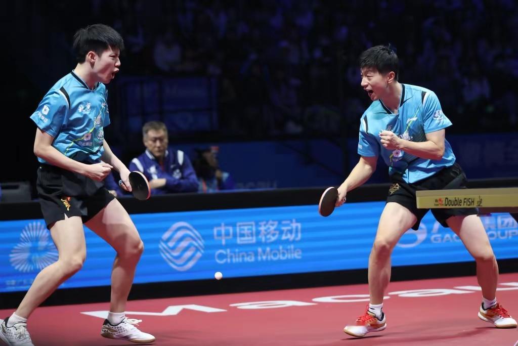 圆满！马龙终于有了一块全运会男团金牌 北京时间11月20日，全运会乒乓球比赛进入