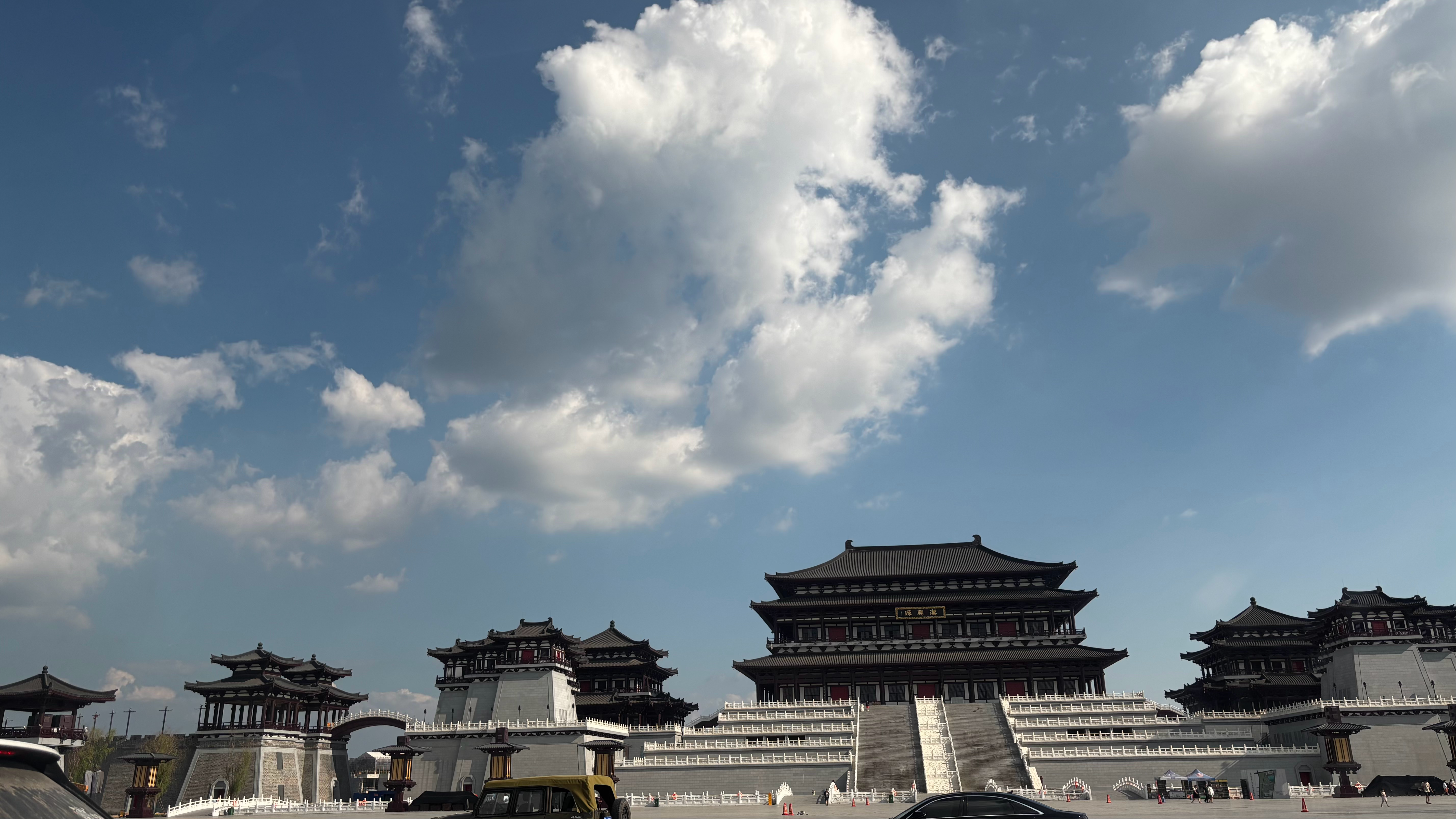 生活手记  人生的路经历过，才知道有短有长；岁月，在无憾中微笑，才美丽；回过头，