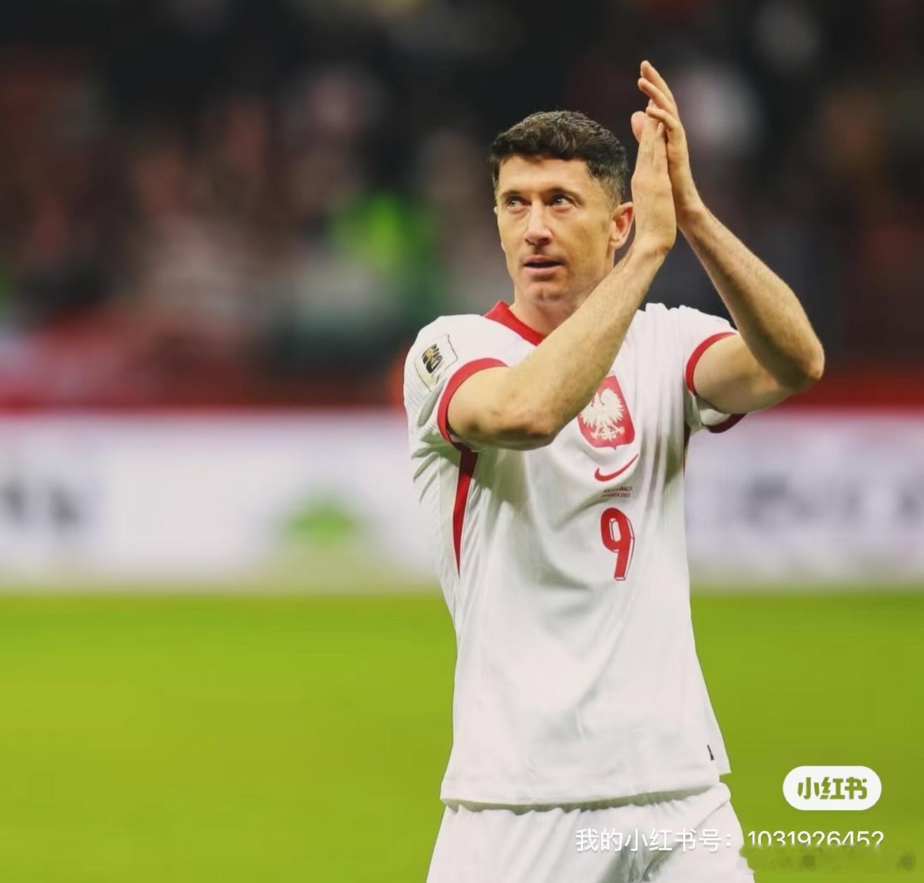 波兰队的战术体系非常鲜明，核心思想是以防守为基础，围绕超级巨星莱万多夫斯基构建进