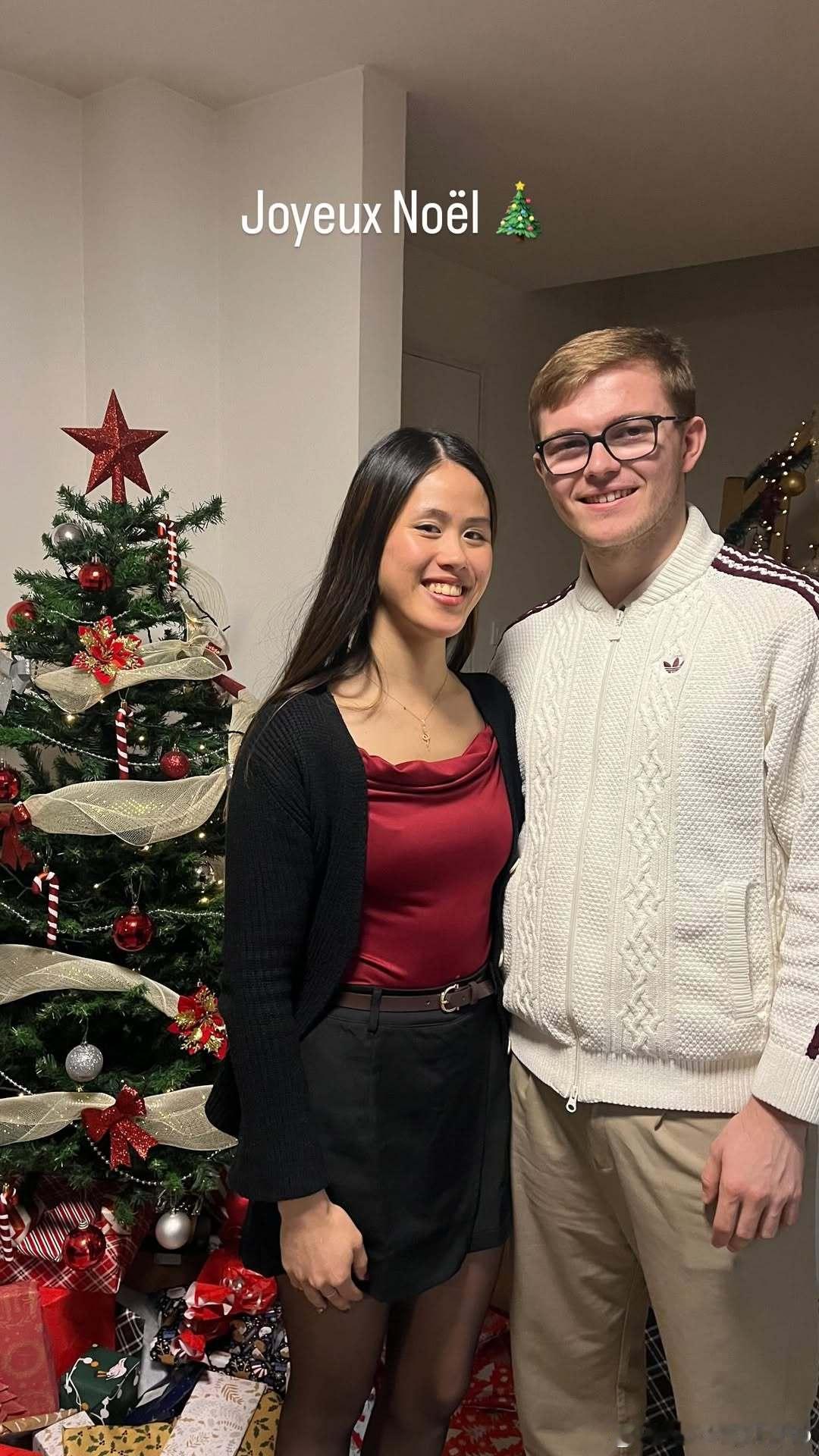 Alexis：圣诞快乐🎄Melody：在一起近六年后，这是我们共度的第一个圣诞
