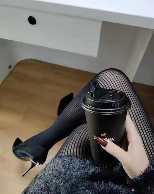 想让丝袜搭配得时尚不媚俗，还得体漂亮、端庄优雅，门道可不少。
透肤度上，别选5D