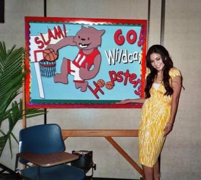 Vanessa Hudgens凡妮莎哈金斯晒旧图庆祝《歌舞青春》播出20周年，妮