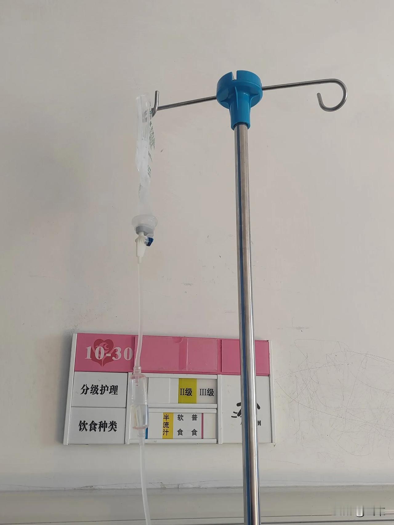 晚上睡在医院病房，耳边一直就是嗡嗡声，一晚上打死了四五只蚊子，大人倒还好，小孩子