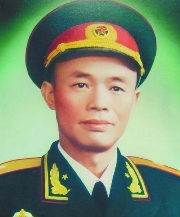 1967年，钟伟被人装进麻袋，丢进江水中，他拼命挣扎。挣脱上岸后他打了一个电话：