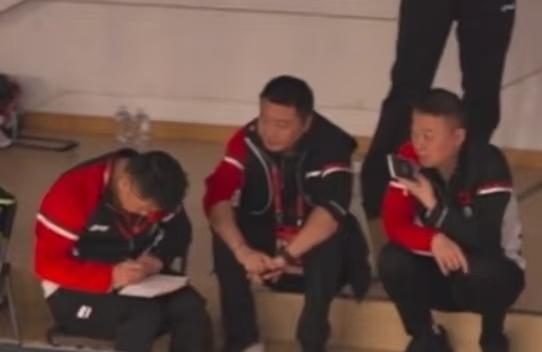 有网友拍到了教练组的教练们，
坐在台阶上来排兵布阵。
哈哈，大概率是已经排好兵了