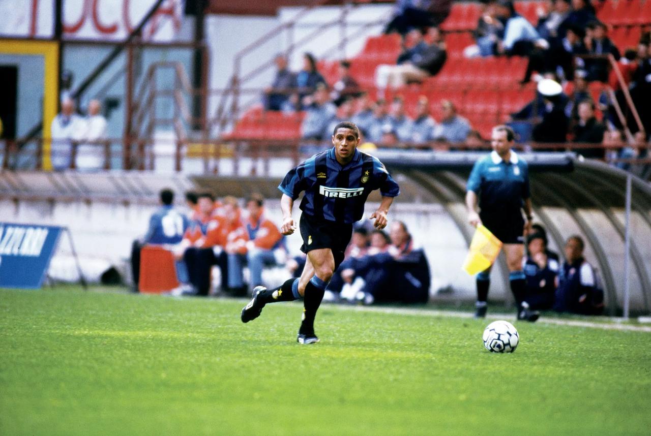 今天，是蓝黑军团传奇球星罗伯托-卡洛斯的生日，让我们为他送上祝福！