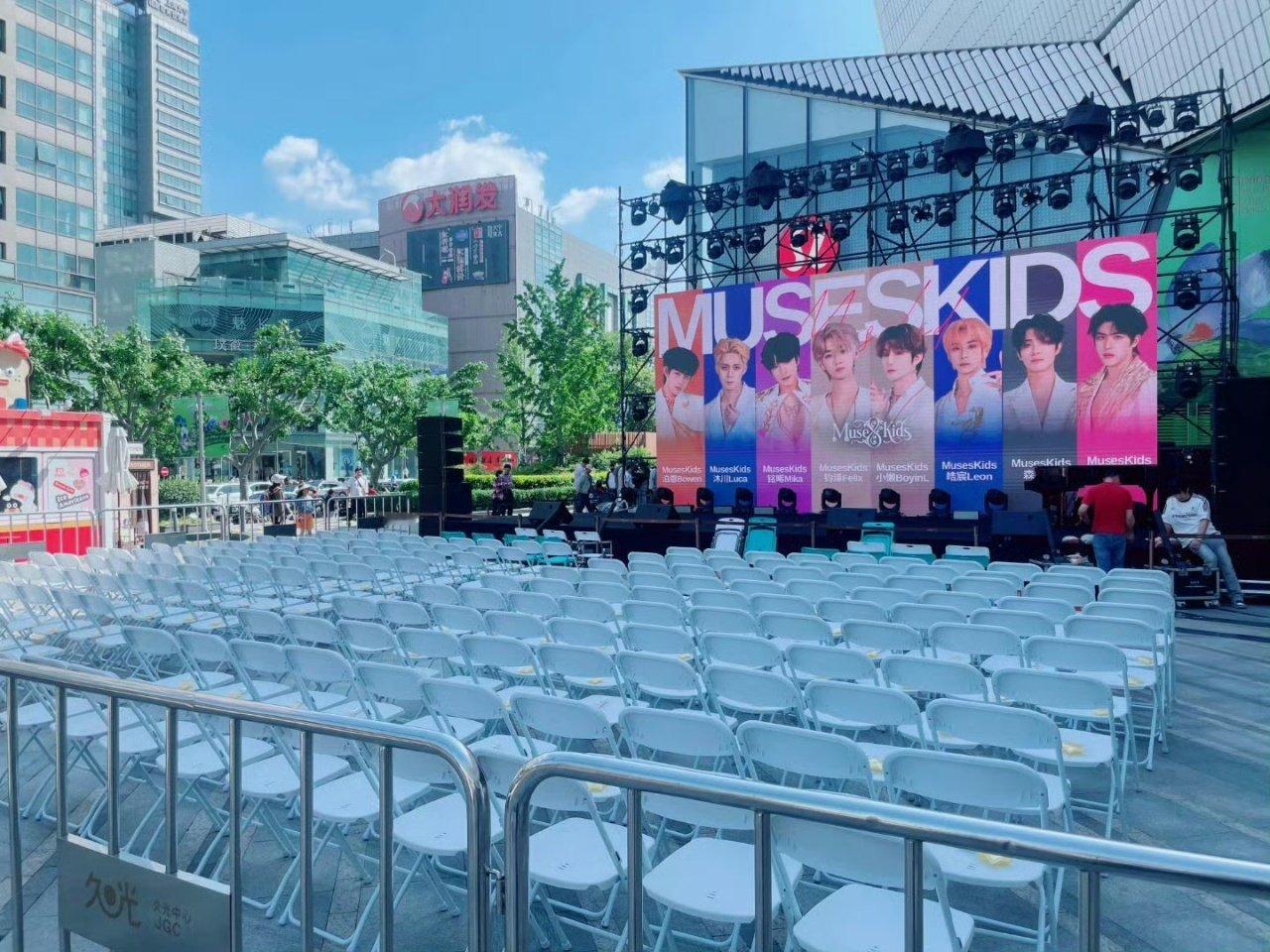 谁还在为初代养成系买单未出道男团顶级待遇 专场公演不是彩排，是真正的“把练习室搬