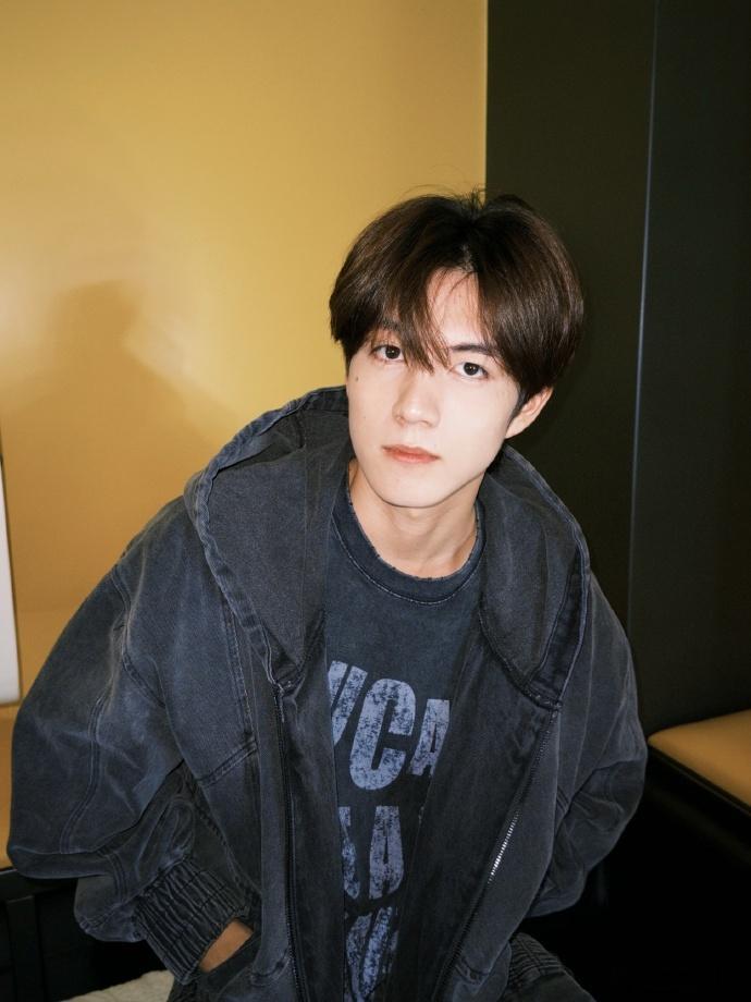 #赵一博中##赵一博比耶四宫格#赵一博的比耶四宫格很有吸引力，期待明天的见面机会