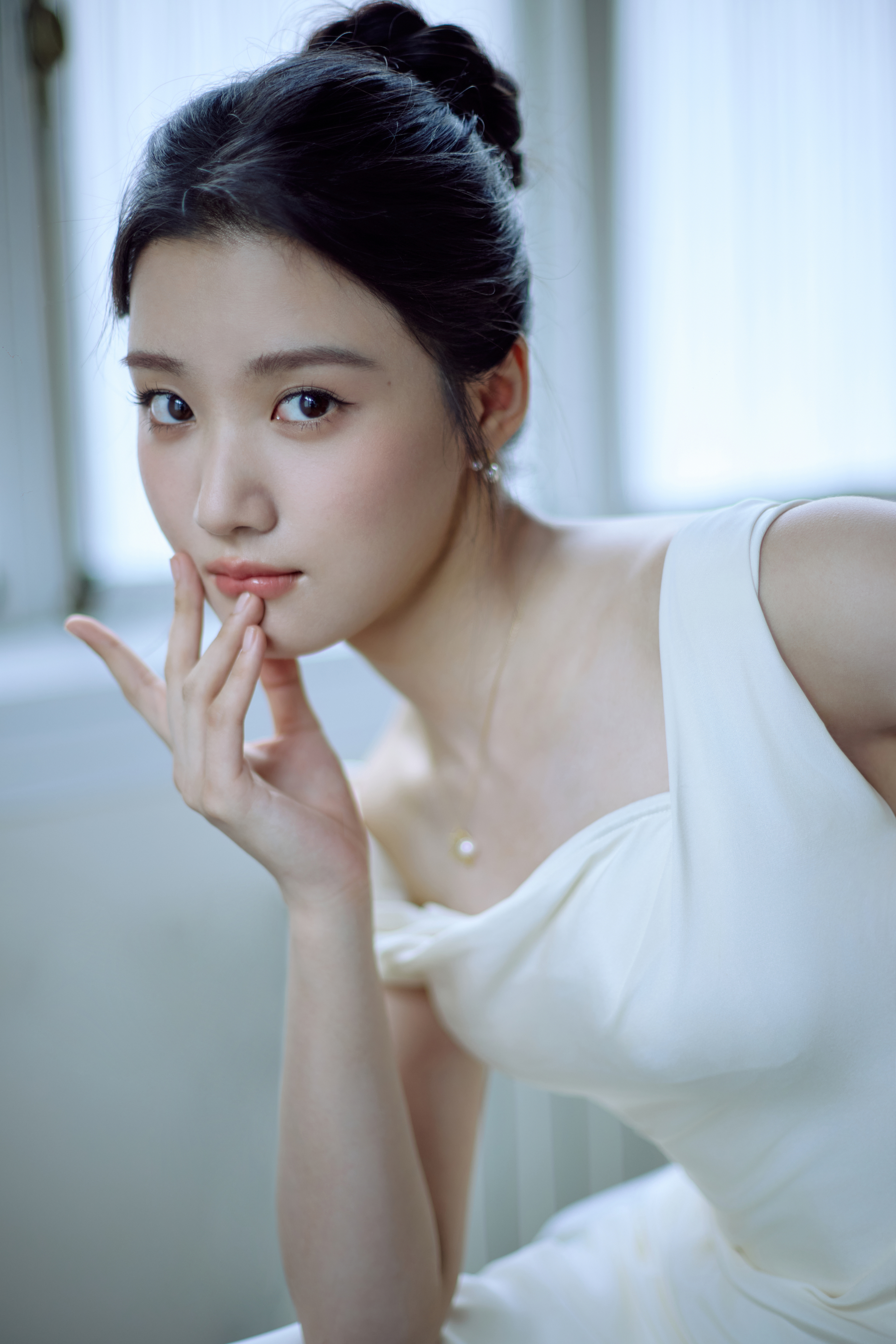 卢昱晓纯粹优雅，释放自由张力。光影温柔，抵达理想之境。#卢昱晓生日直播哭了# #