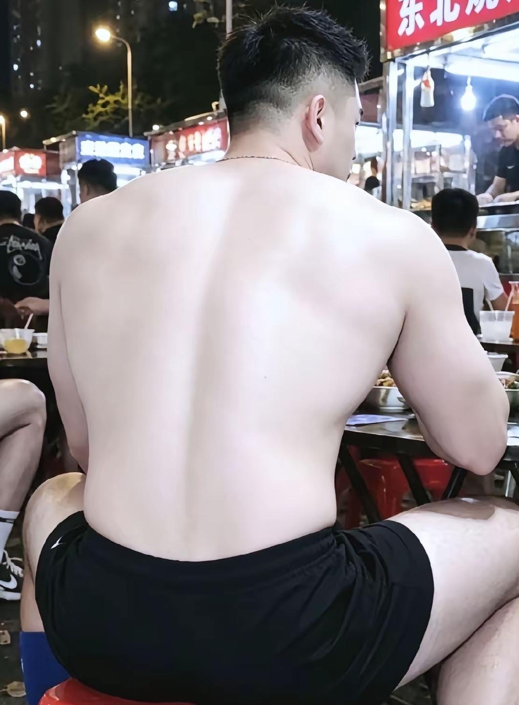 对面的小哥你能不能转过身来呀。被烧烤推上一位吃烧烤的小哥的身材给吸引了，坐在他的
