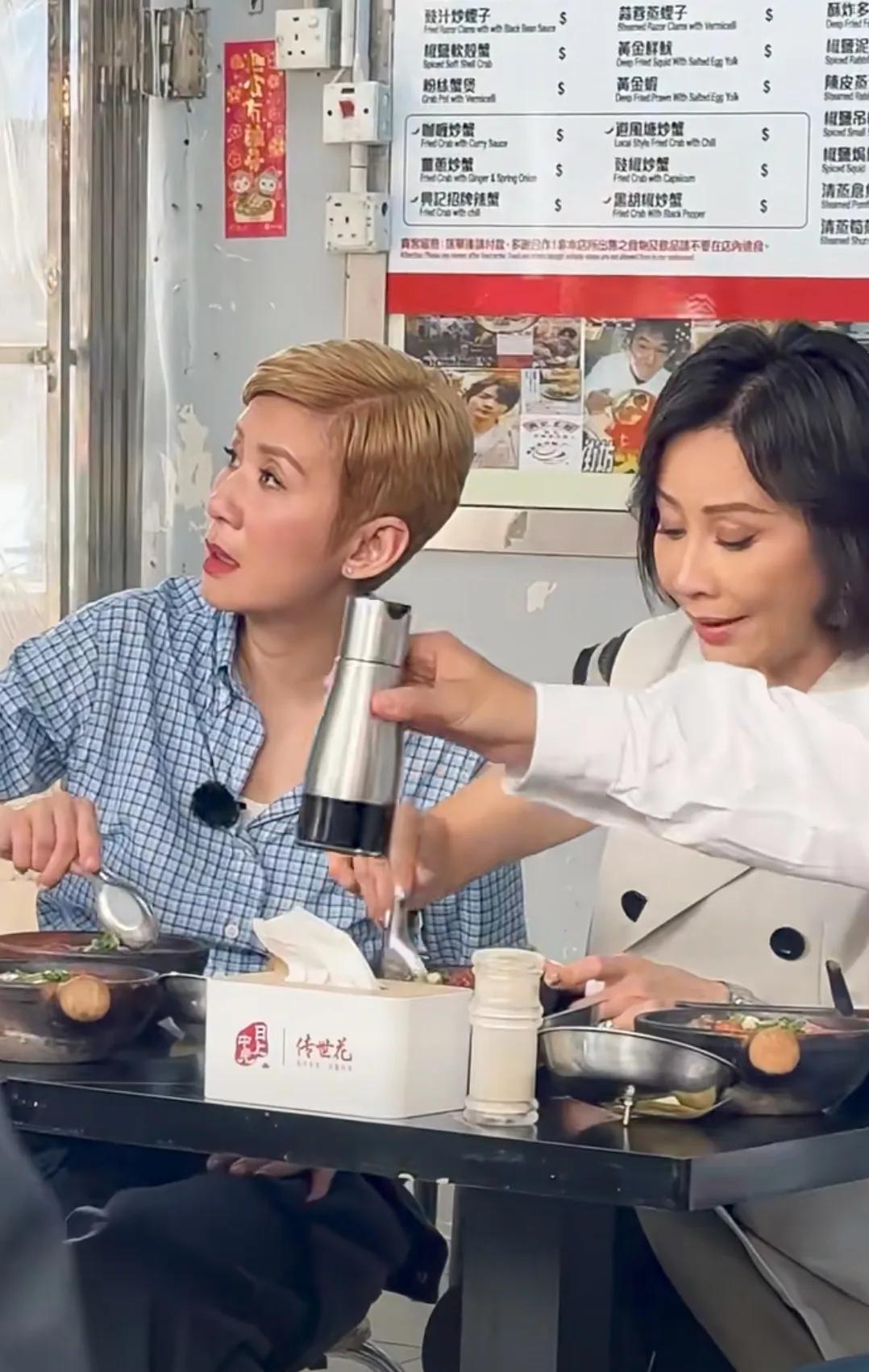 香港旺角偶遇吴君如和刘嘉玲在拍戏，老艺人真的演技好，他们演戏就感觉就是在老朋友一