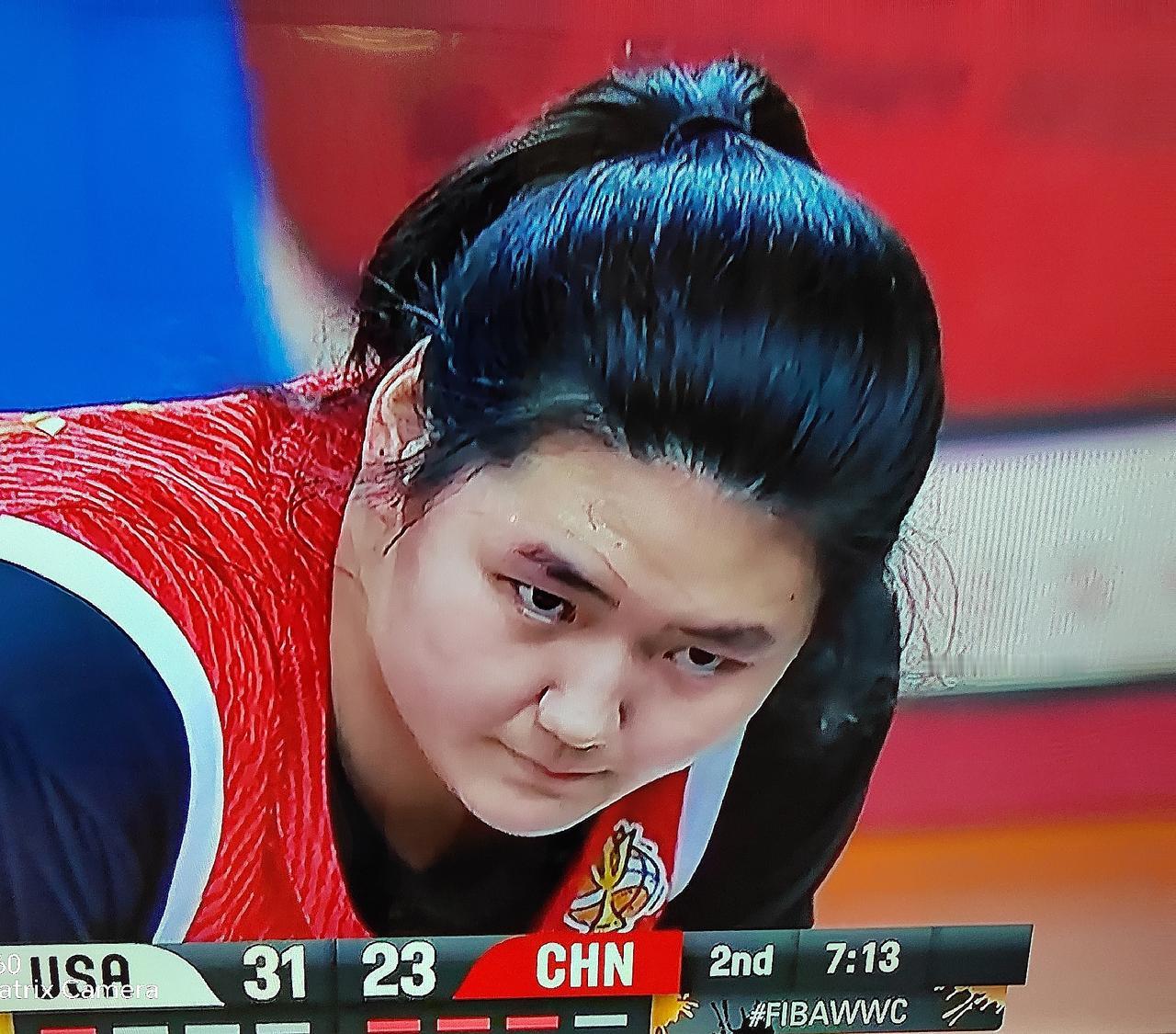 49：29！上半场中国女篮整整输了20分，在美国女篮令人窒息的凶狠逼迫下，中国女