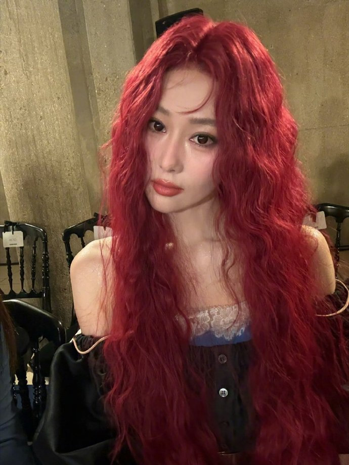 张馨予美人鱼即视感张馨予这头红发一出场直接把巴黎秀场变成了她的个人主场啦酒红大波