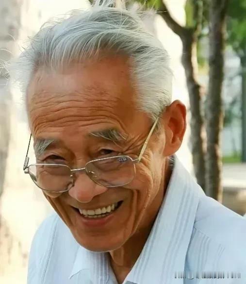 爷爷退休后不钓鱼，不遛鸟，只喜欢打麻将，打的也不大，输赢两三百块钱。奶奶说：你爷