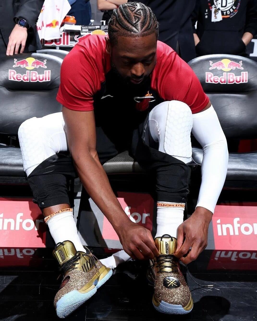 2019年的今天，韦德用一场三双，为自己的传奇生涯画上句号！香蕉船兄弟齐聚迈阿密