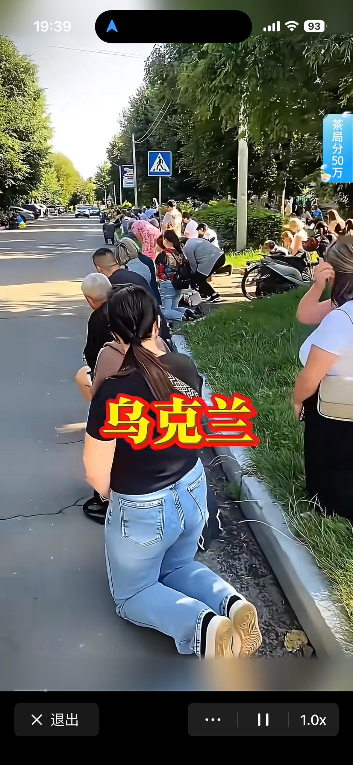 乌克兰民众又跪在地上，迎接回家，回到故土的英雄。
  这已经是他们习以为常迎接英