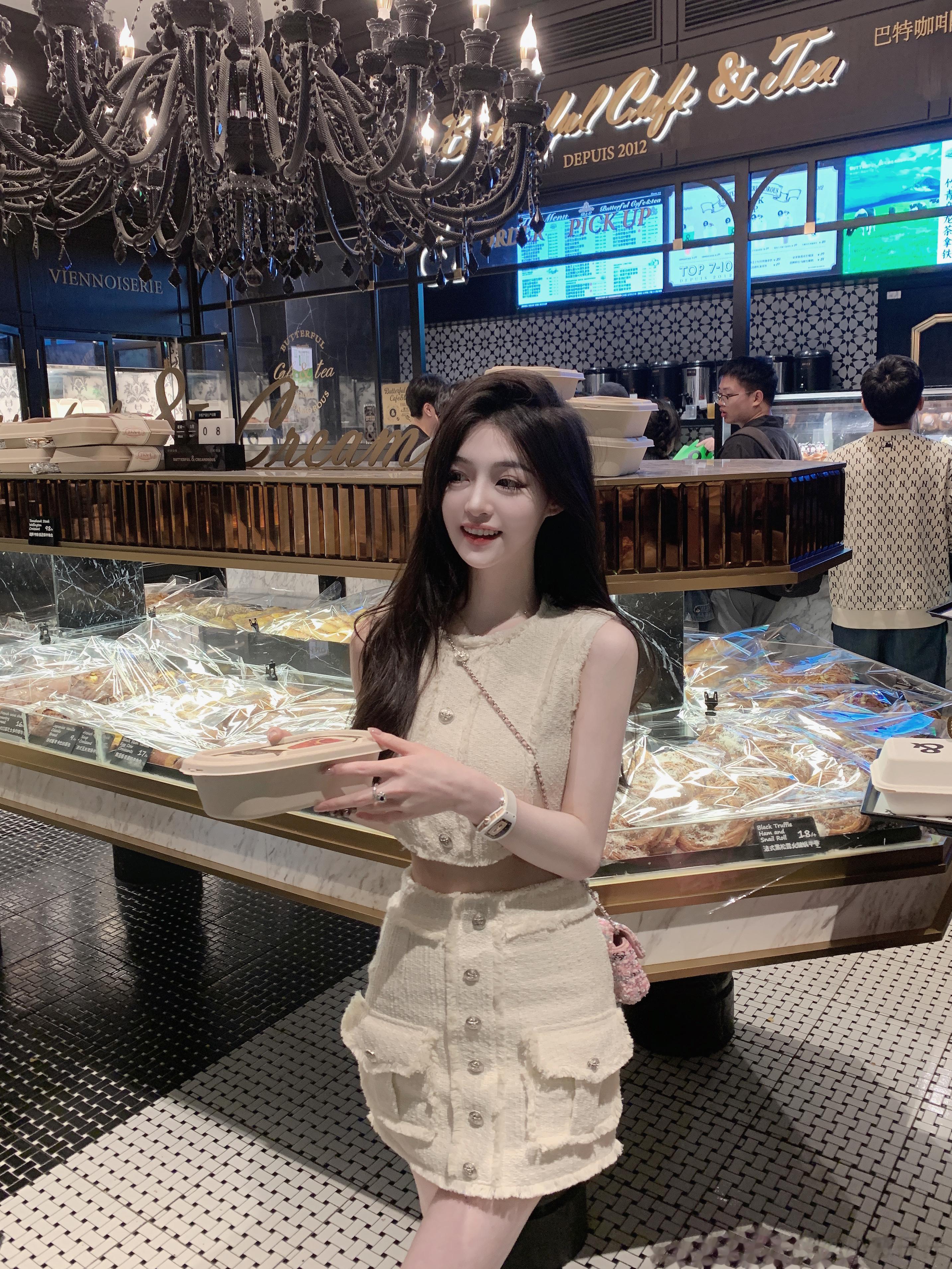 朋友们都说我最近很爱笑嘻嘻[送花花] ​​​