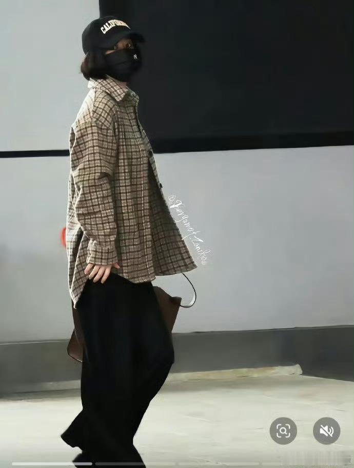 丽机场Look来啦！看得出棒球帽和格子衬衫真的是潮流单品，怎么搭配都很时尚。 