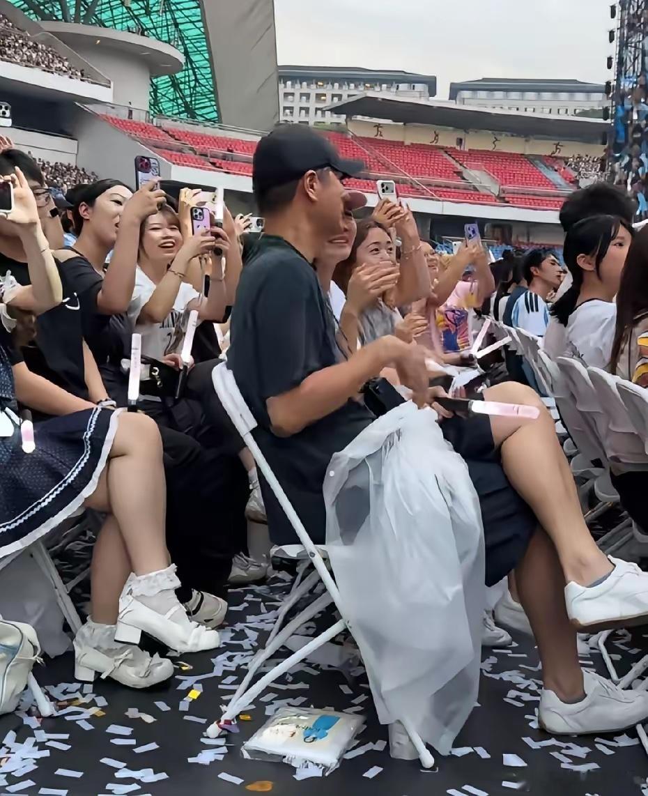 任重孙骁骁现身薛之谦重庆演唱会，这是孙骁骁老家，夫妻俩现在就住重庆！ 