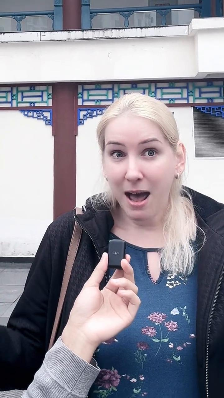 老外逛重庆破防，地图作废腿吓软。
Talk about the map谈论地图。