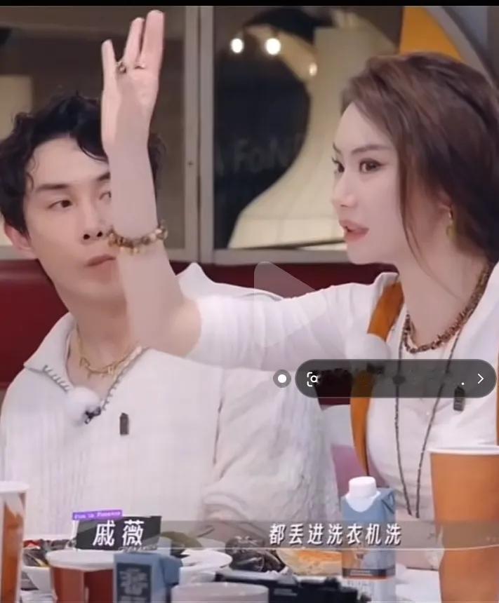 袜子和内裤一起丢进洗衣机里洗，这个我是接受不了的。在最新一期的[妻子的浪漫旅行]
